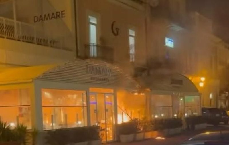 Fiamme nel ristorante, clienti in fuga Fiamme nel ristorante, clienti in fuga