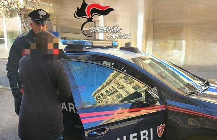 Ossessiona la ex e la picchia in piazza Europa