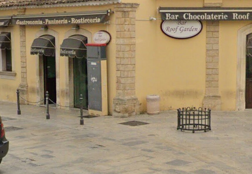 L'auto 'impazzita' piomba sul bar, tra i feriti un ragazzino