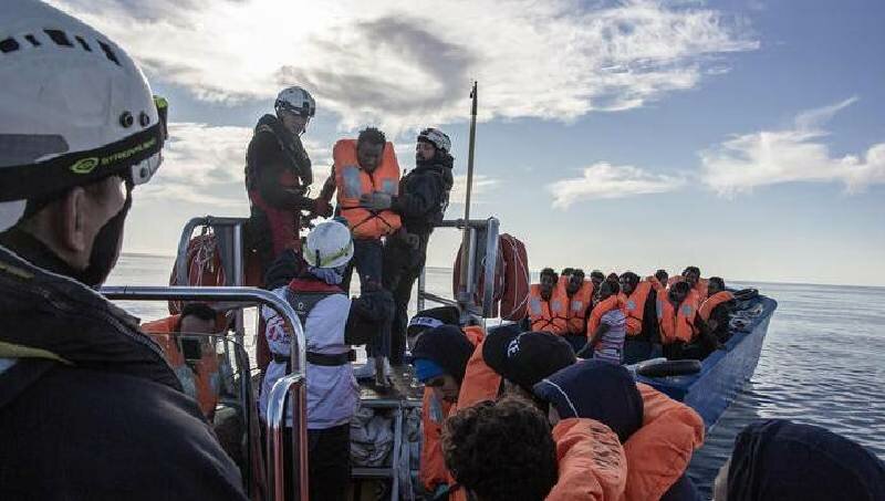 In 322 migranti sulla nave di Msf, chiesto porto sicuro