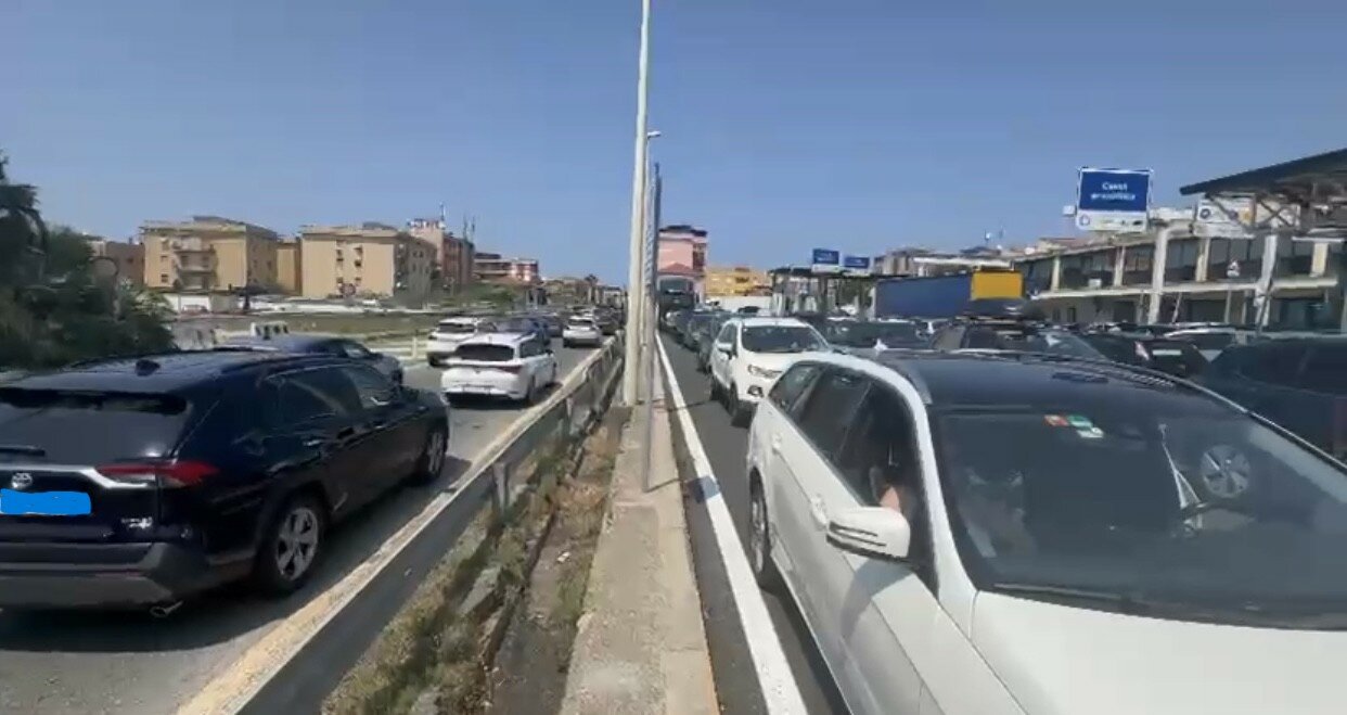 Traffico in tilt agli imbarchi per la Sicilia
