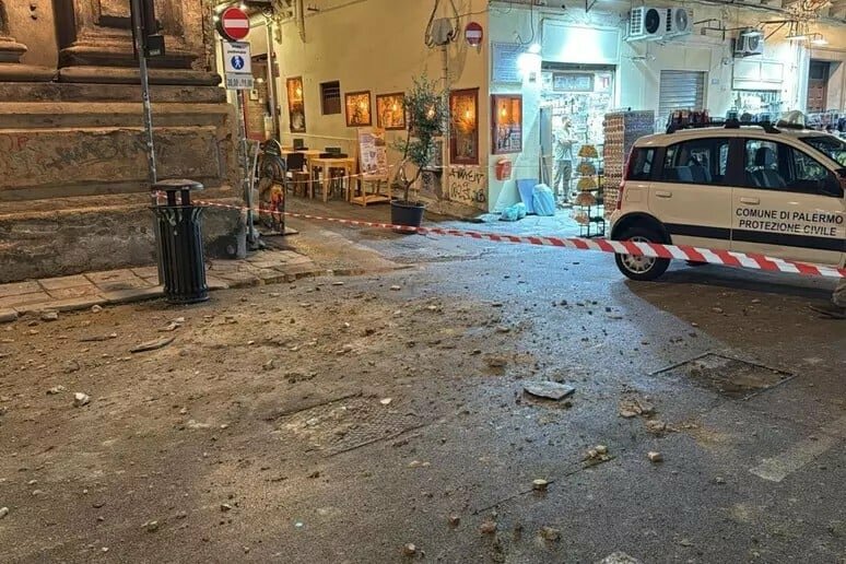 Crolla cornicione di una chiesa, ferita turista