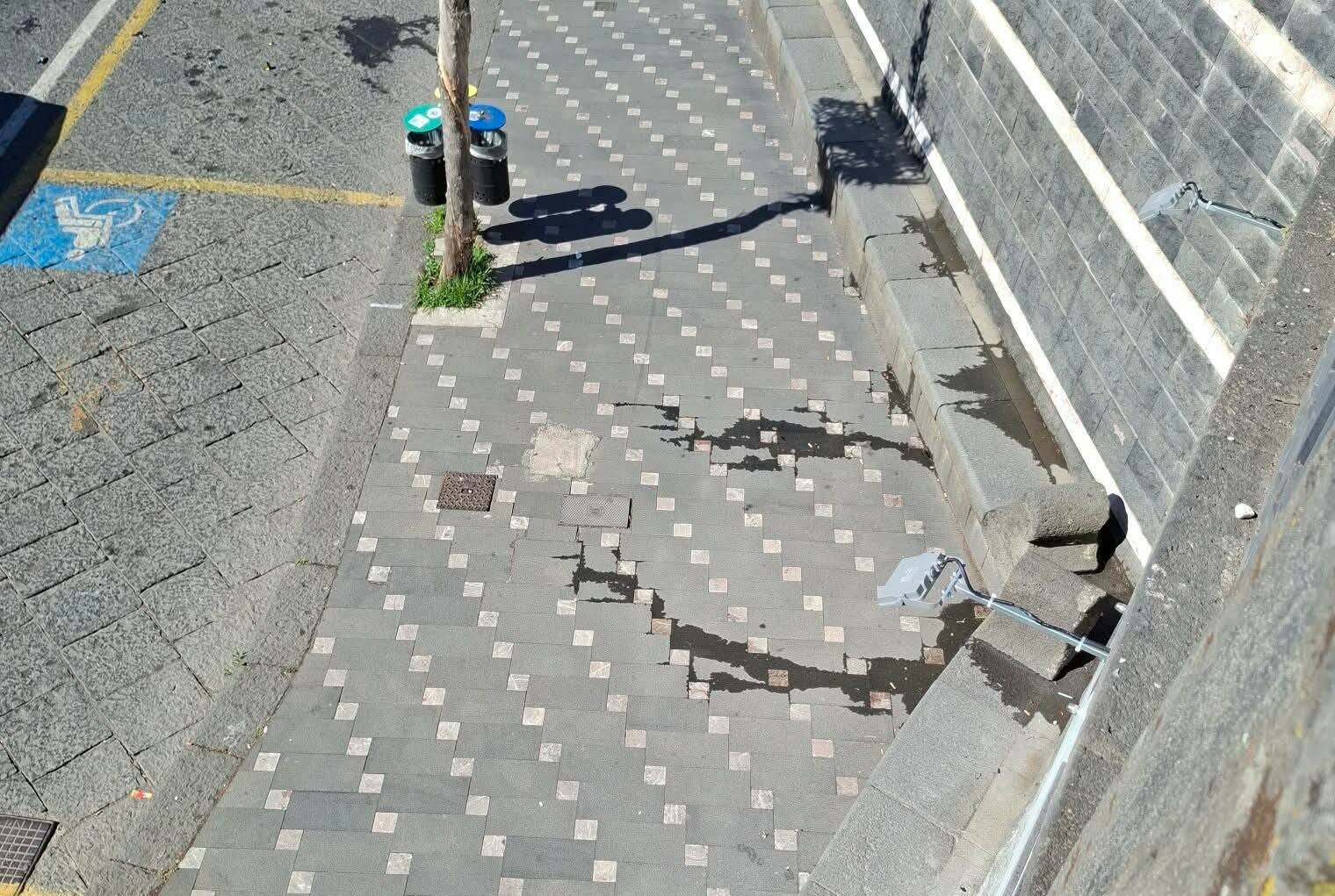 Zafferana: ciclisti della Granfondo urinano in piazza davanti ai bambini Zafferana: ciclisti della Granfondo urinano in piazza davanti ai bambini