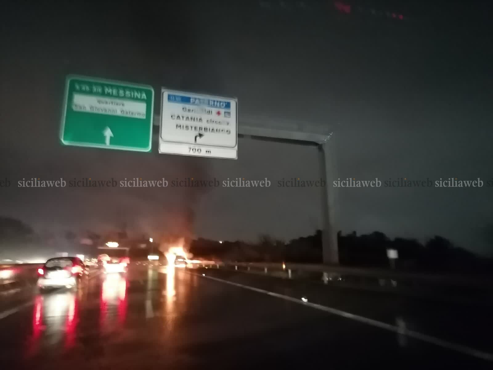 Macchina in fiamme, paura in tangenziale