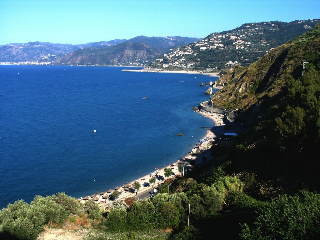 Bimbo catanese cade sugli scogli e muore