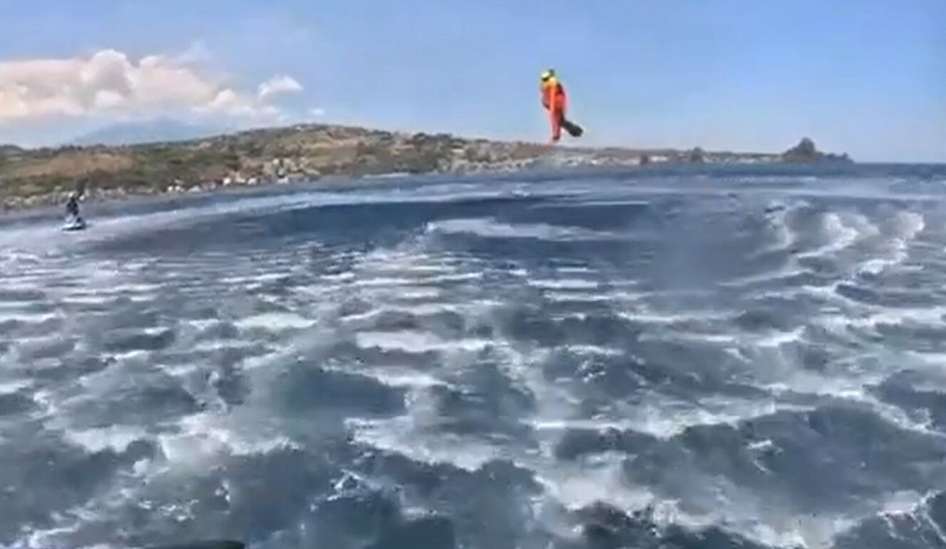 Acitrezza: uomo in mare. Anzi no, manichino