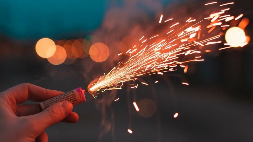 Scoppia petardo, ferite gravi per un 16enne