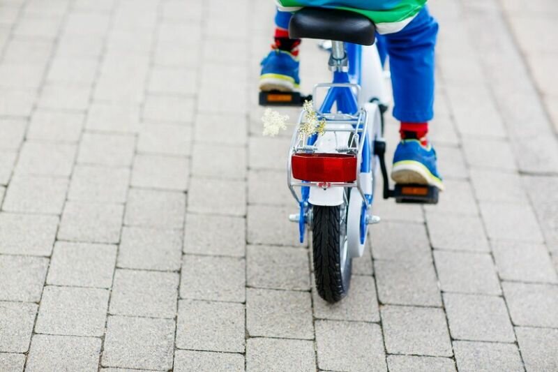Investe due ragazzini con la bici e scappa