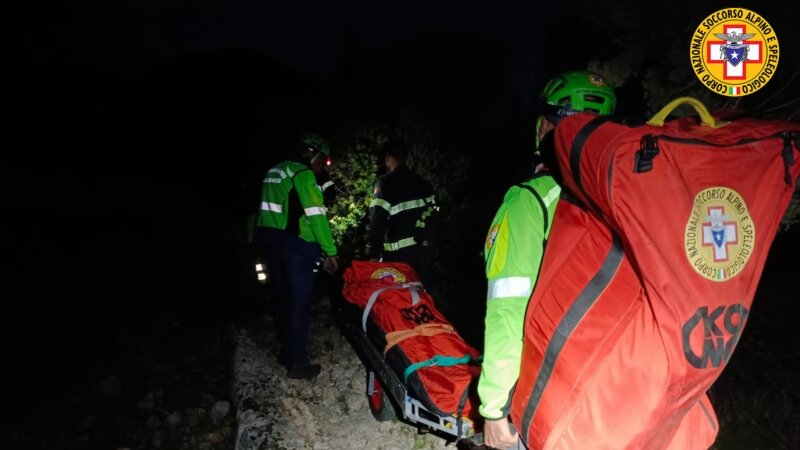Ciclista cade nel sentiero impervio: subito soccorso