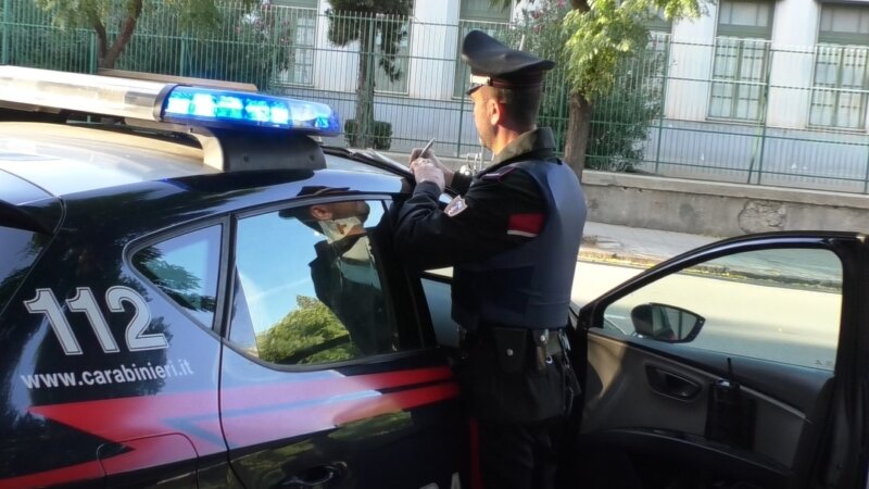 Colpo al supermercato e fuga con bici elettrica