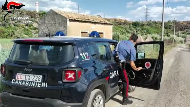 Accoltella il vicino per una lite sui confini