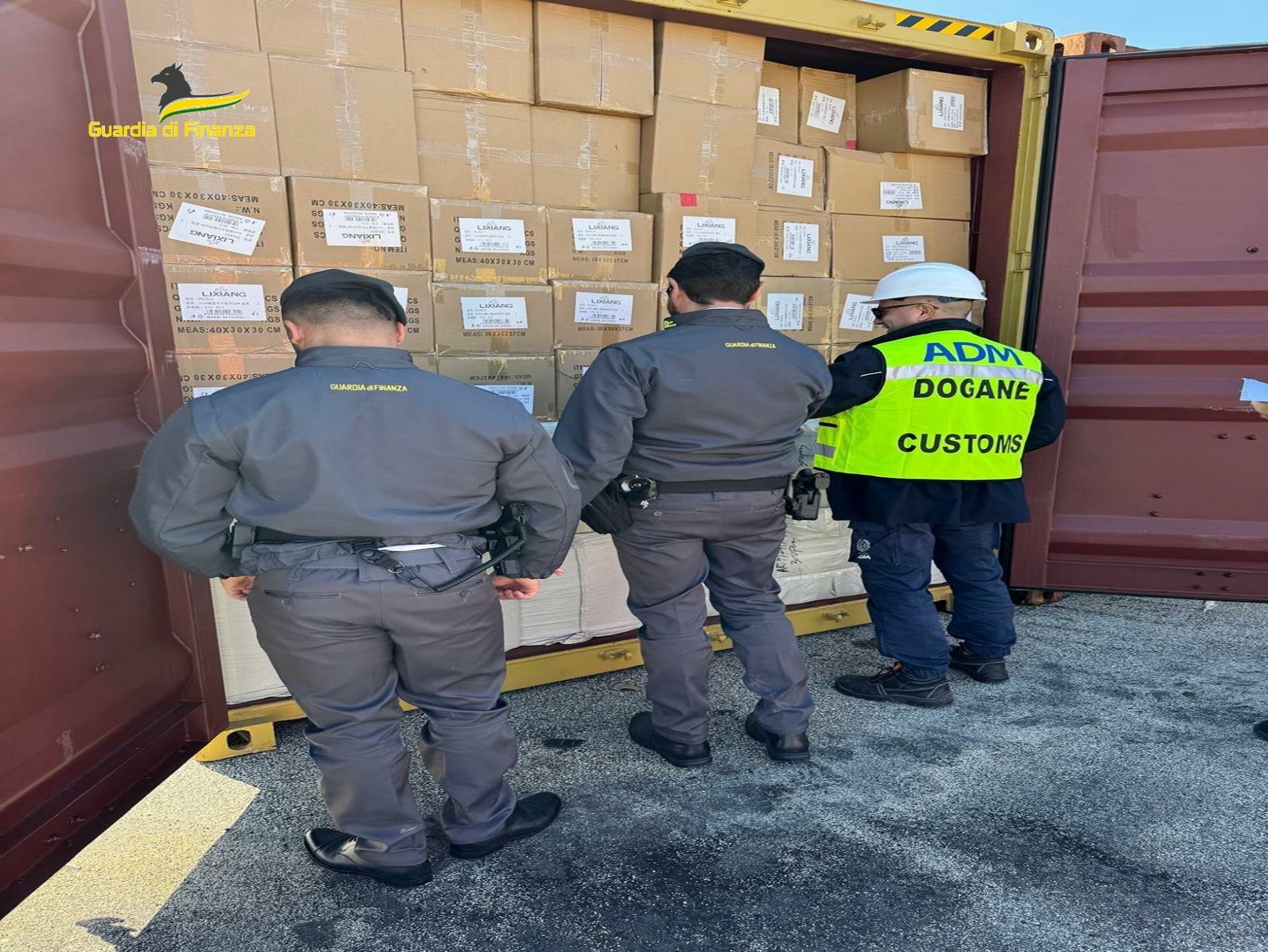 Merce contraffatta al porto nascosta nei container