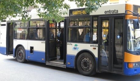 Ragazzini con la pistola minacciano autista di bus