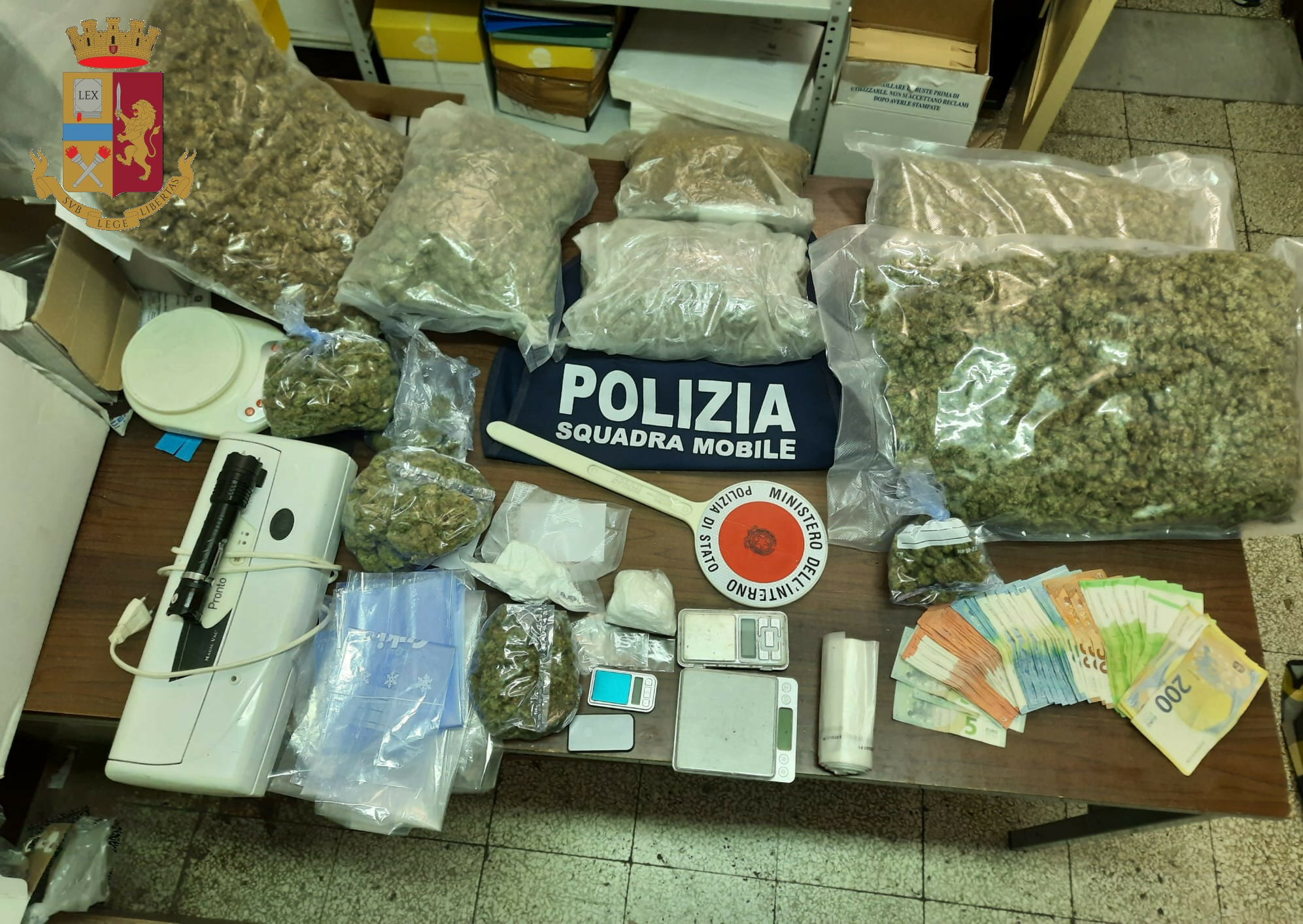 Chili di droga in casa a San Berillo: arrestato