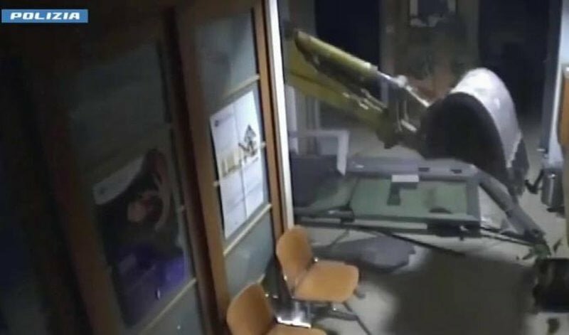 Spaccate e 'marmotte': stop alla banda della ruspa