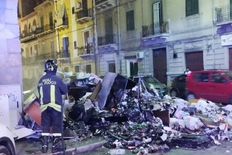 Notte di roghi a Palermo