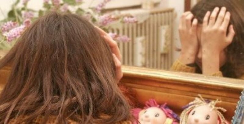 Adesca bambina via chat e le invia video hot