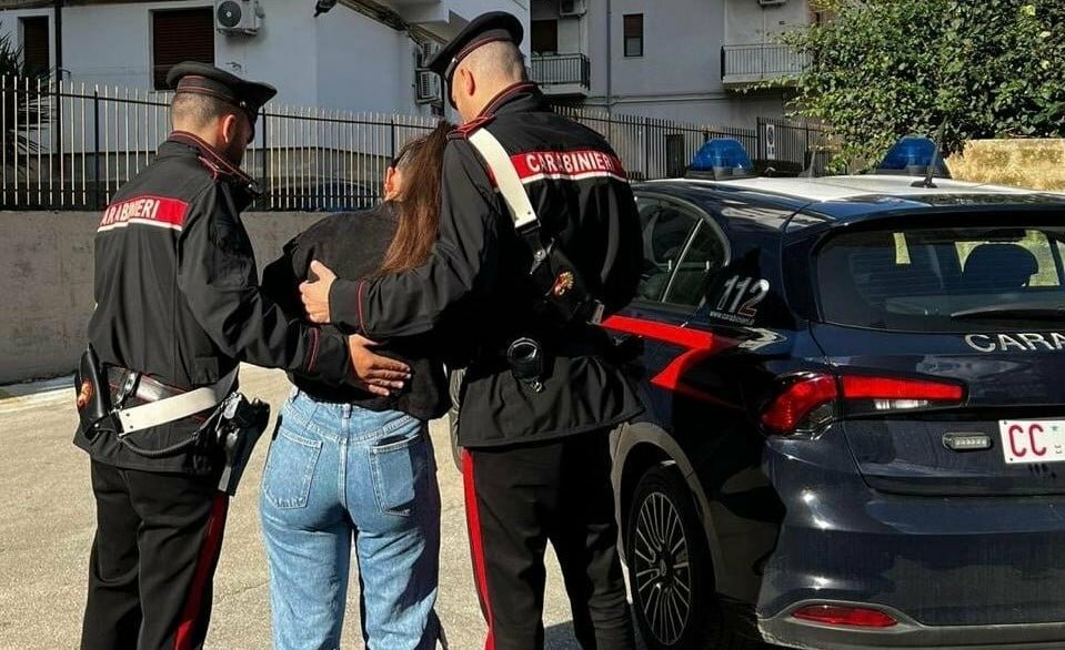 Minacce di morte alla madre anche mentre lavora