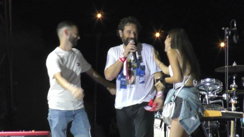 Concerto da... Paradiso, chiede di sposarla sul palco