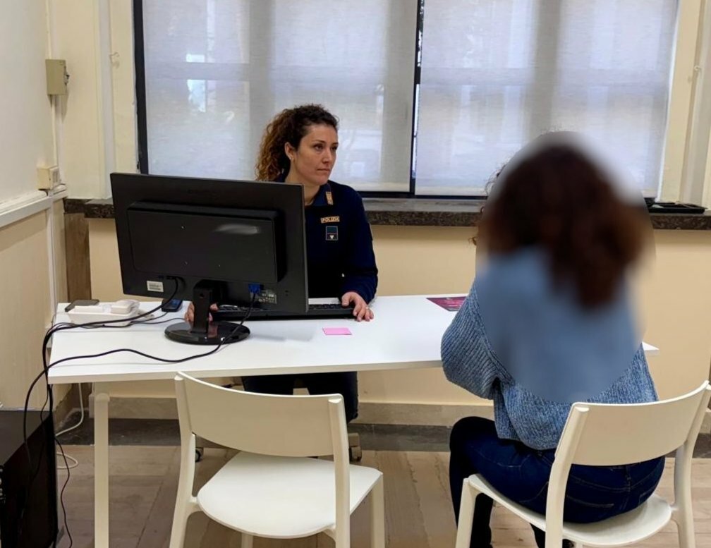 Evade, picchia la compagna e si nasconde nell'armadio