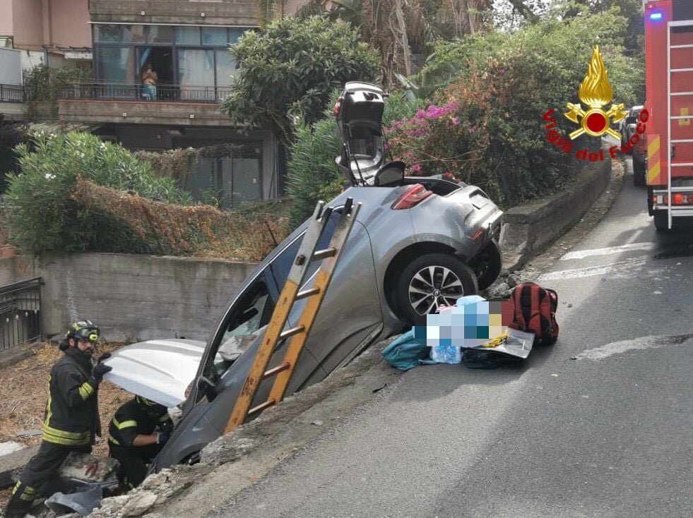 Perde il controllo dell'auto e resta in bilico