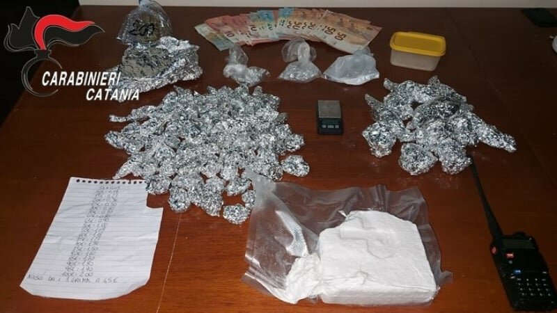 Droga, vedette e tariffario nel cantinato di Librino