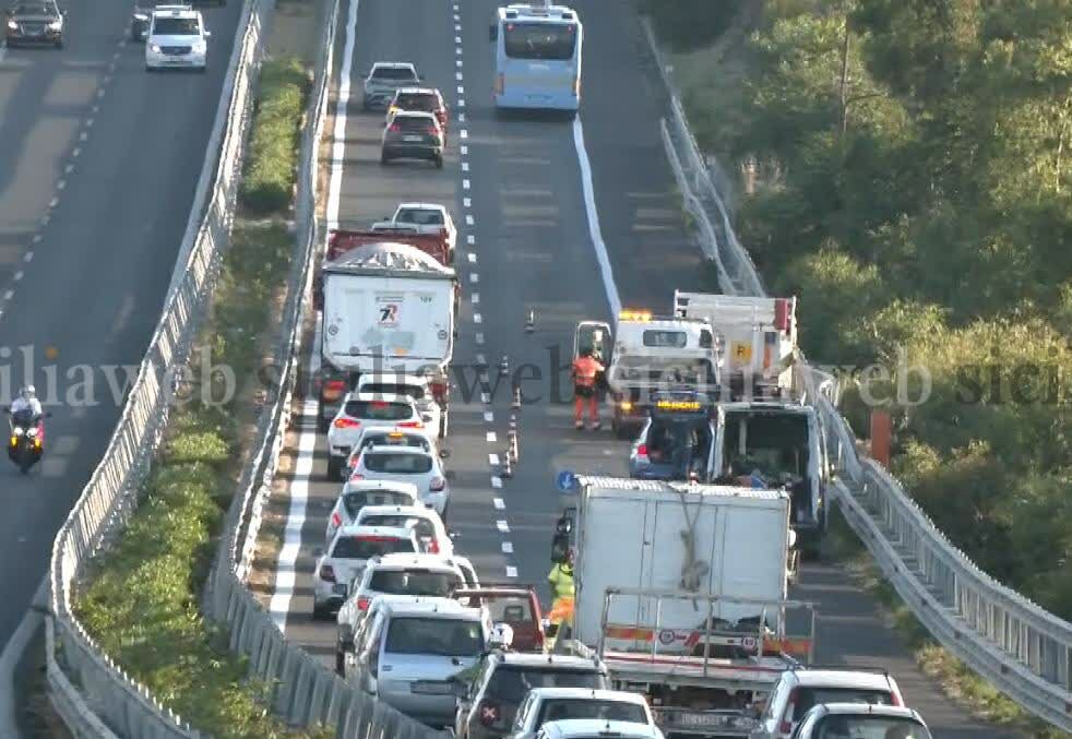 Scontro sulla A18: un ferito grave
