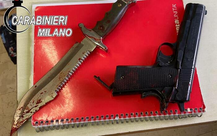 Accoltella la prof in classe