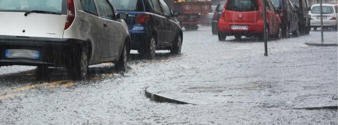 L'auto slitta sull'acqua, falciate due sorelle