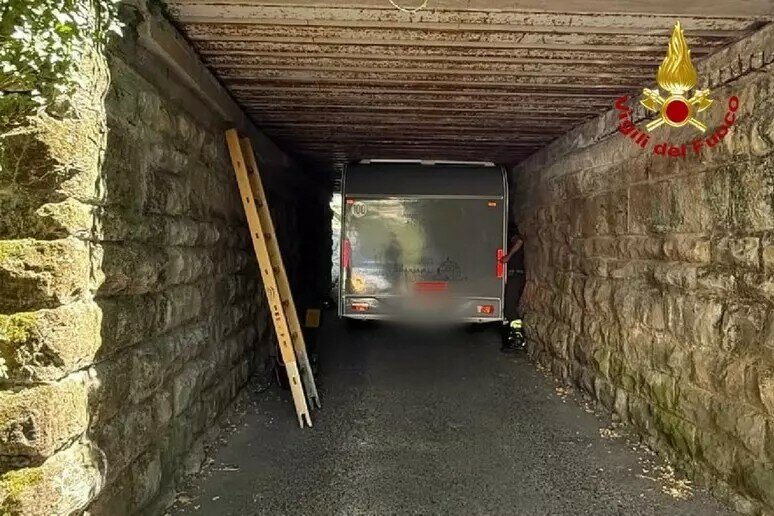 Ingannato dal navigatore, resta incastrato con la roulotte
