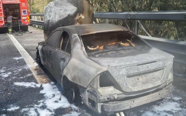 Macchina in fiamme, esce appena in tempo