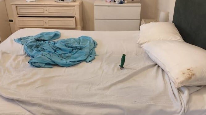 Bell'addormentato abusivo col coltello nel letto Bell'addormentato abusivo col coltello nel letto