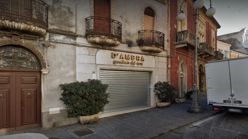 Tentano rapina in gioielleria e massacrano il titolare