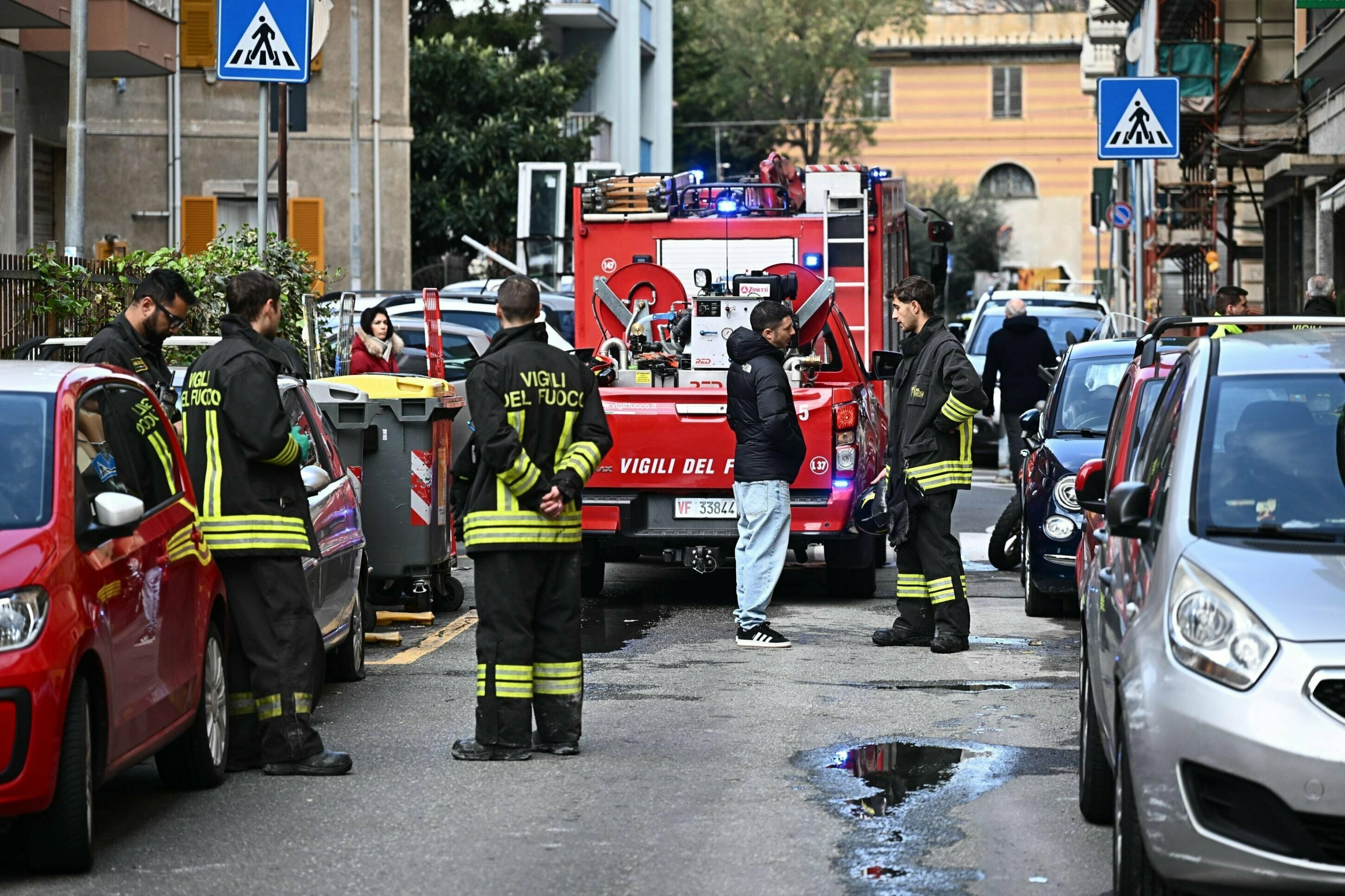 D&agrave; fuoco al padre e lo lascia morire tra le fiamme