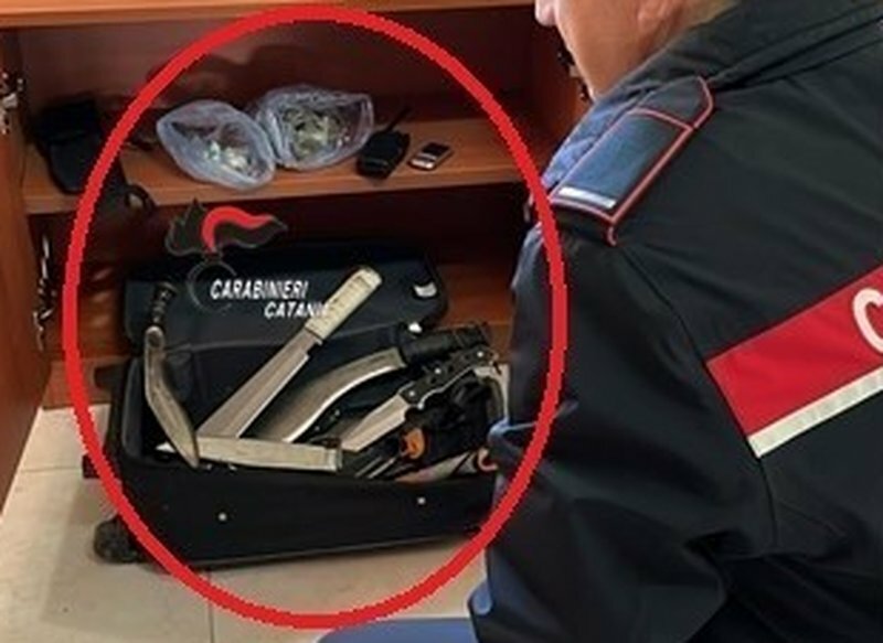 Carabinieri in fila tra i clienti: pusher incastrato