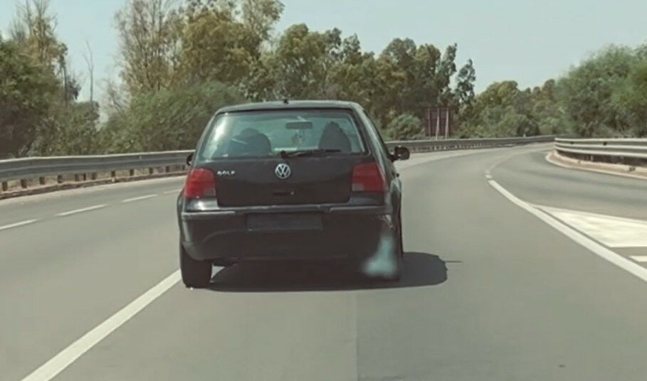 Alle costole della macchina senza targhe