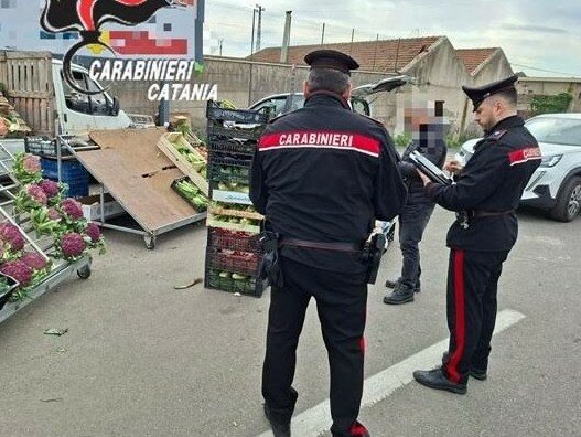 Macedonia di ambulanti fuorilegge in via Acquicella