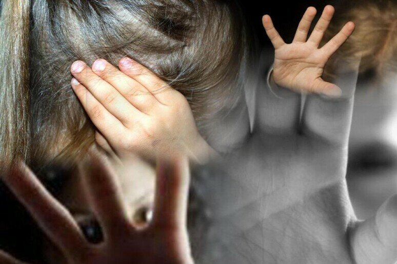 Picchiate e umiliate: una violenza agghiacciante verso le 5 figlie piccole