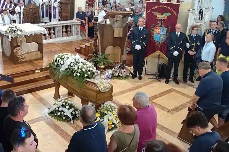 Ciminna: celebrati i funerali del giovane morto nell'incendio Ciminna: celebrati i funerali del giovane morto nell'incendio