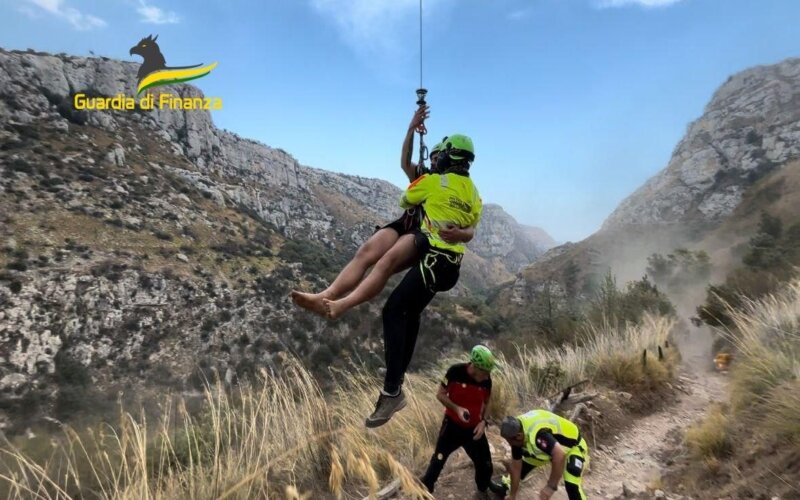 Soccorso con l'elicottero ai laghetti di Cavagrande
