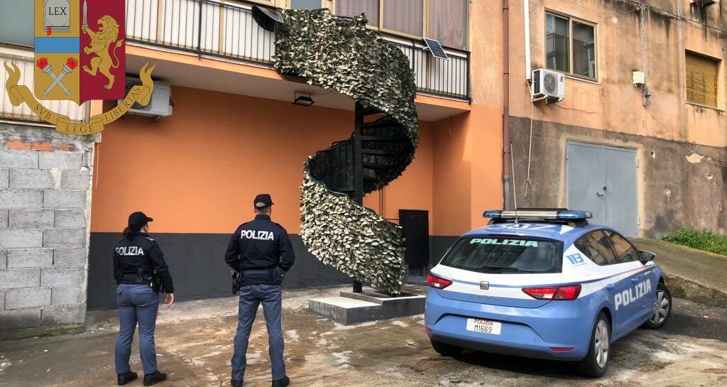 Litiga con i condomini e si costruisce scala abusiva