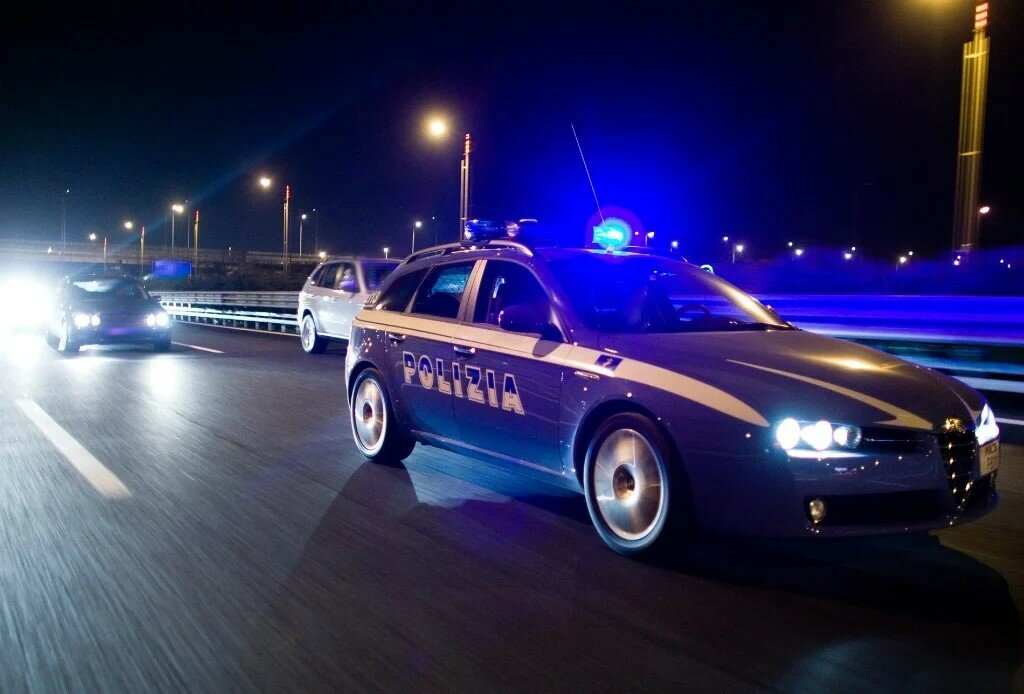 Vuole farla finita, agenti la salvano sulla A18