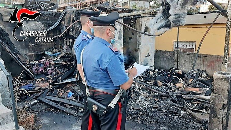 Tenta di dare fuoco al cognato per vendetta Tenta di dare fuoco al cognato per vendetta