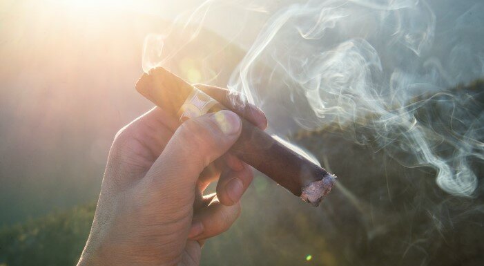 Gli d&agrave; fastidio il sigaro: accoltella il vicino