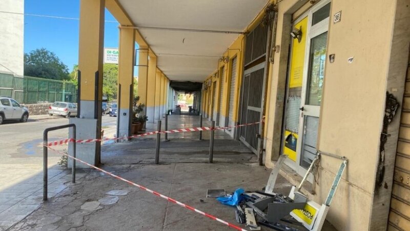Fanno esplodere sportello bancomat: furto fallisce