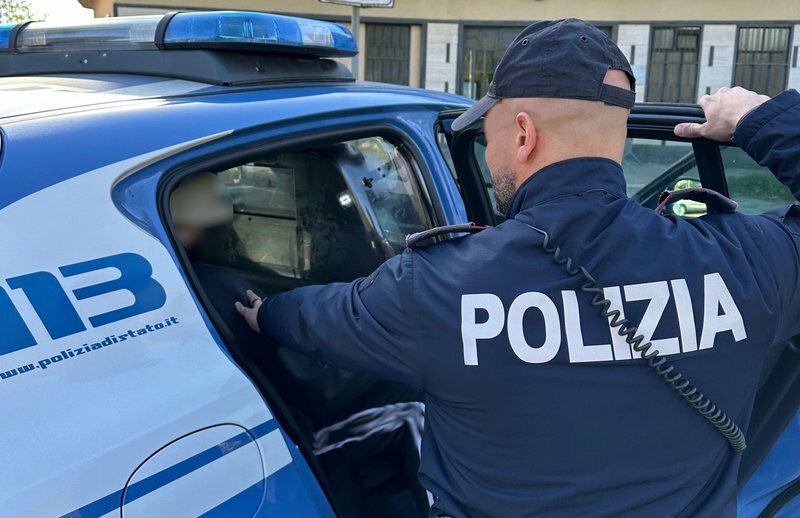 Ruba giubbotti nell'auto: cittadino lo rincorre