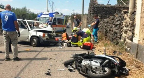Scontro frontale nel Catanese: 2 morti