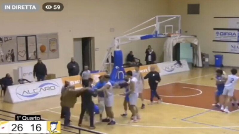 Rissa e invasione: il campo di basket diventa un ring