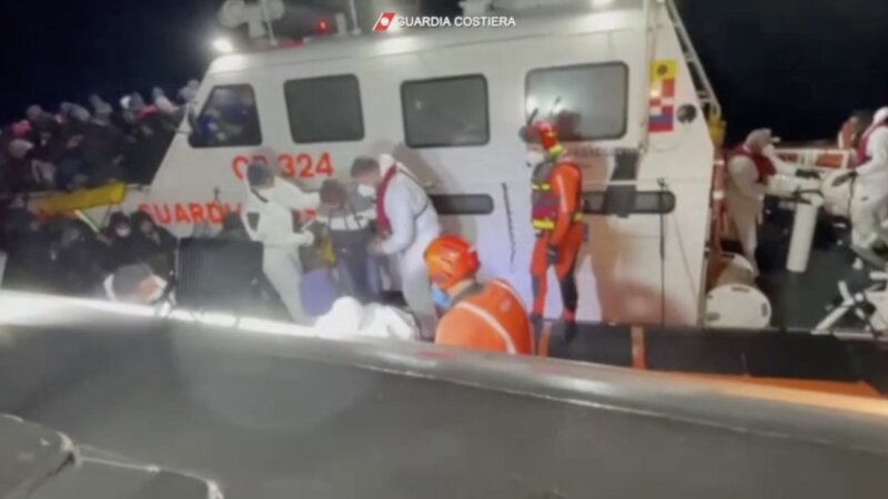 Soccorsi 211 migranti al largo di Lampedusa