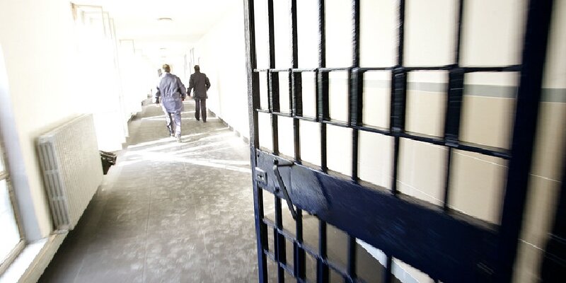 Droga e telefoni in carcere dentro le palline da tennis